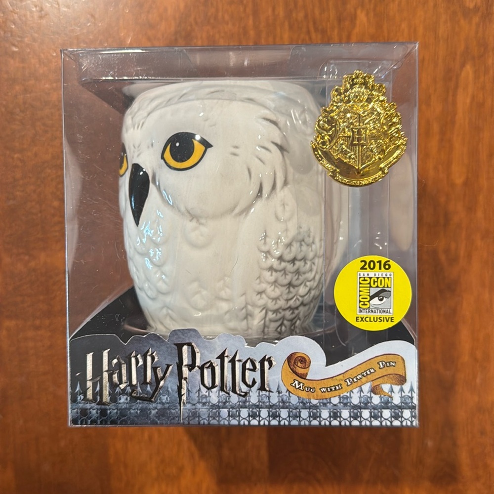 Harry Potter Hedwig Mug and Gold Hogwarts Crest Lapel Pin SDCC 2016 Exclusive